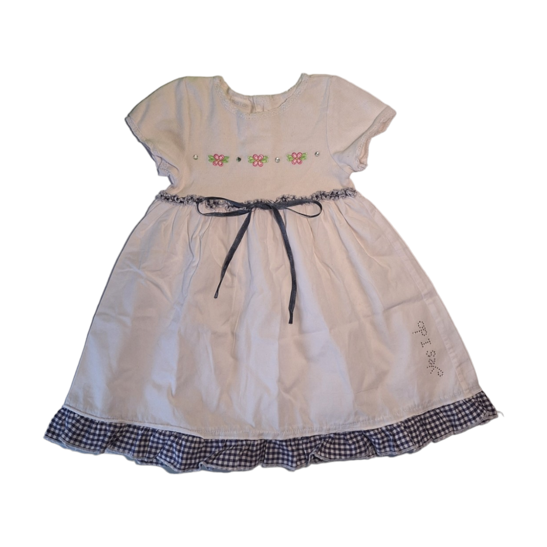 Witte jurk met ruitdetails