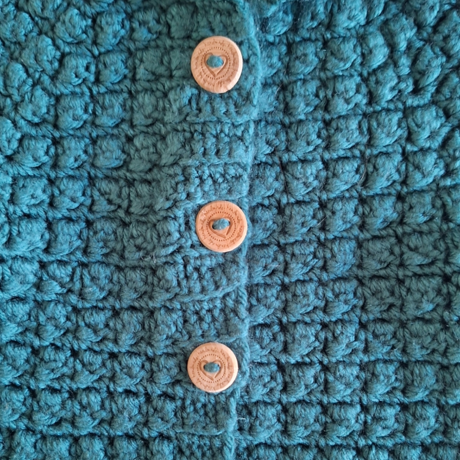 Gebreid onesie met houten knopen 6/9M