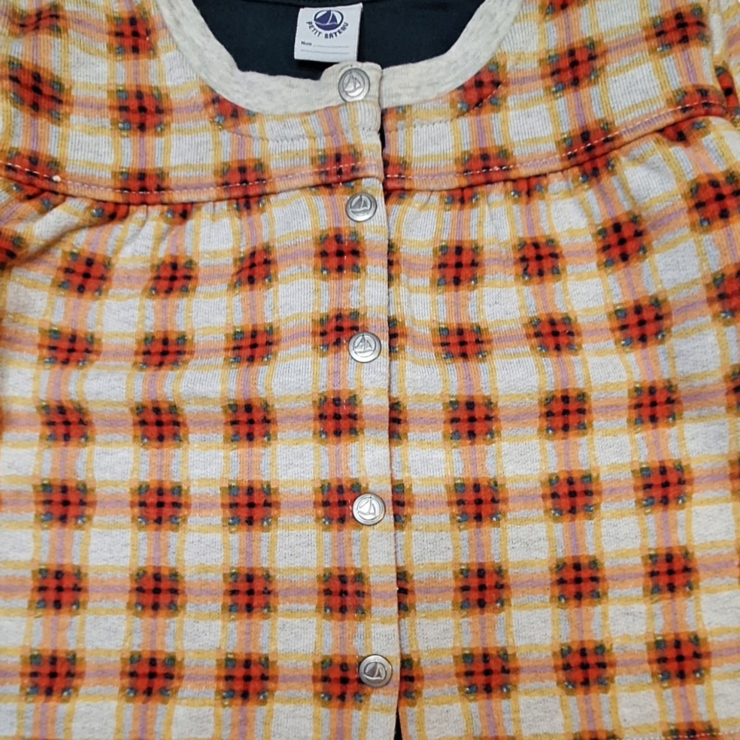 Controleer de knopen van het sweatshirt - 18M