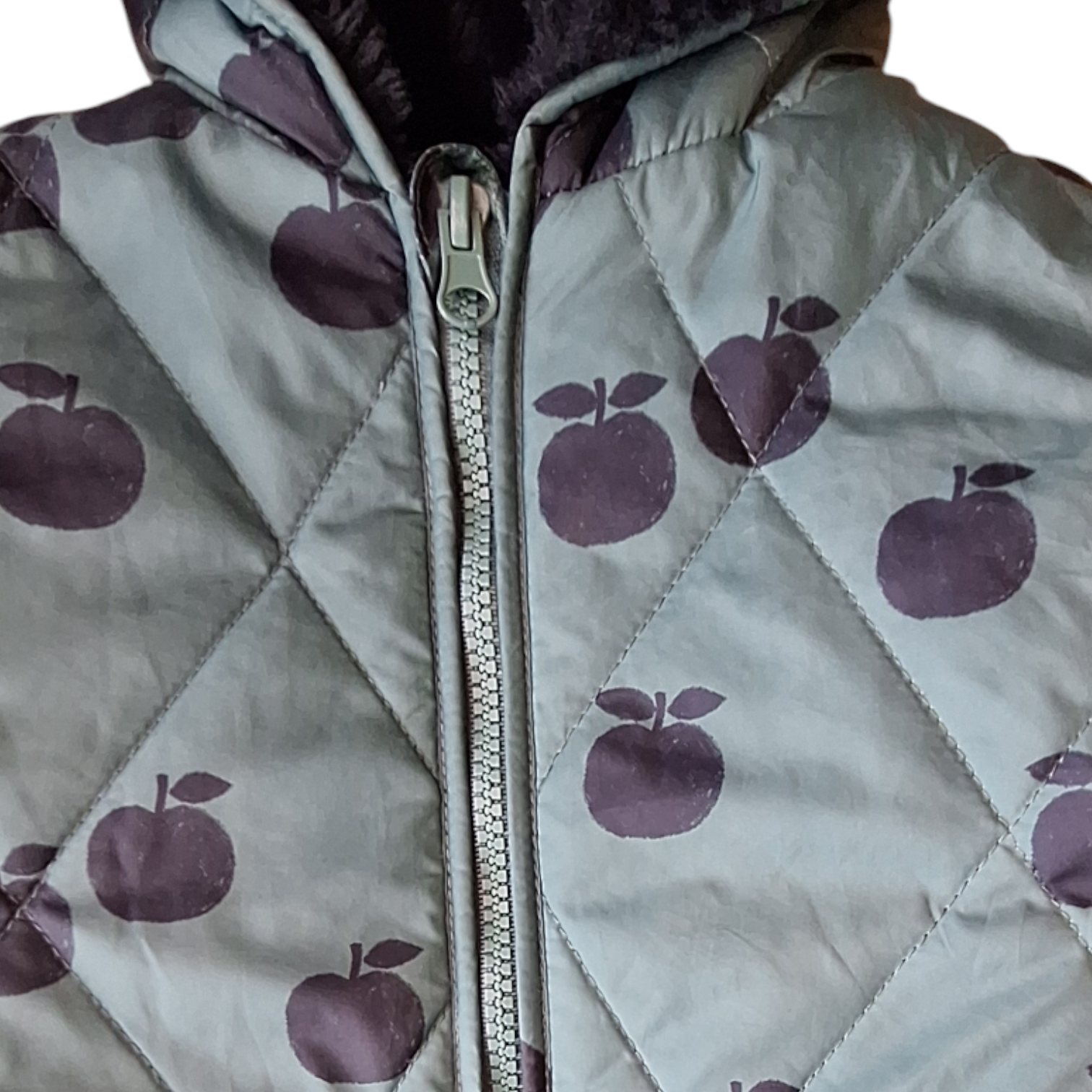Lichte pufferjas met sherpa - appels - 18M